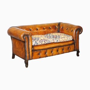 Divano Chesterfield vittoriano in pelle con seduta Kilim