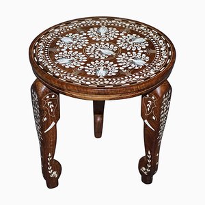 Tavolino anglo-indiano a forma di elefante in legno con intarsi floreali