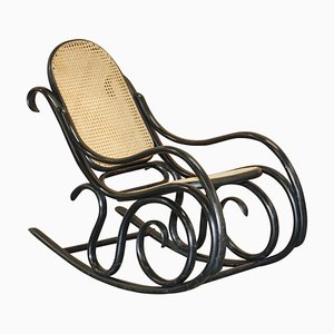 Sedia a dondolo Bergere vintage in vimini neri di Thonet