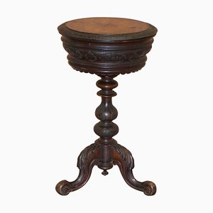 Mesa de costura victoriana de madera nudosa de nogal