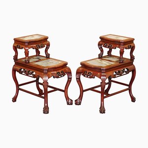 Mesas auxiliares chinas de madera tallada a mano y mármol con patas en forma de garra y bola. Juego de 2