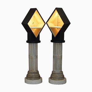 Vitrinas altas sobre pilares corintios con luces integradas. Juego de 2