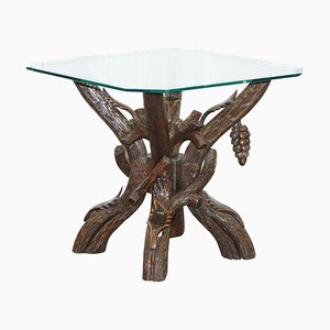 Tavolino della Foresta Nera con ripiano in vetro e intagli in legno di foglie e uva