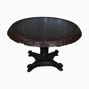 Mesa Padauk anglo-india de madera tallada a mano con leones y flores, siglo XIX