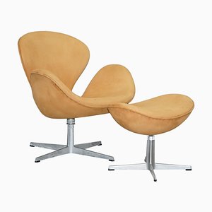 Butaca Swan y reposapiés Egg de gamuza marrón de Fritz Hansen, 1976. Juego de 2