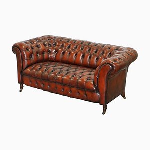 Sofá Chesterfield victoriano pequeño de cuero marrón