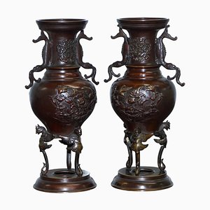 Orientalische Urnen Vasen aus Bronze mit geschwungenen Vogel-Dekorationen, 2er Set