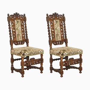 Sedia in legno intagliato con putti che reggono una corona e fiori, XVIII secolo