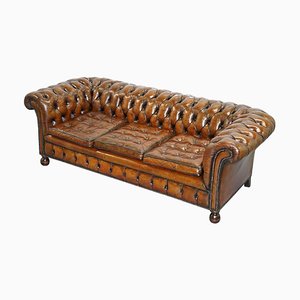 Voll gefedertes Chesterfield Sofa aus gealtertem braunem Leder von Thomas Chippendale