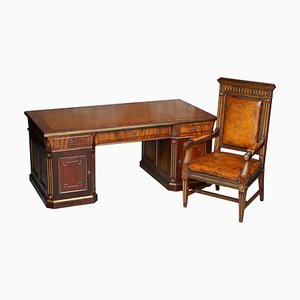 Antiker russischer Partner-Schreibtisch aus Hartholz & vergoldetem Metall & Ledersessel, 2er Set