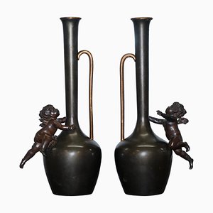 Vintage Bronze Krug Vasen Urnen mit kleinen Engelwinkeln, 1930er, 2er Set