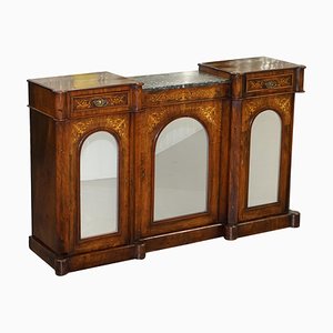 Credenza vittoriana in legno di noce intarsiato con ripiano in marmo