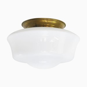 Weiße europäische Vintage Deckenlampe aus Opalglas & Messing