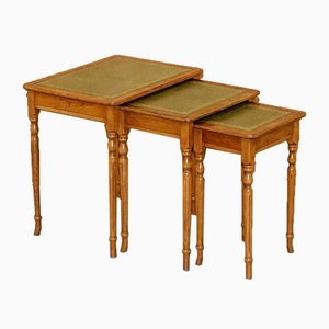 Tables Gigognes en Bois d'If et Feuille d'Or avec Plateaux en Cuir Vert, Set de 3