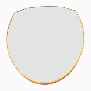 Specchio a forma di scudo in PVC curvo con effetto ottone, anni '50