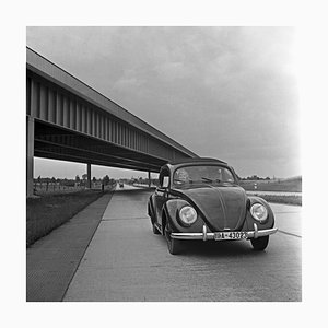 Volkswagen Käfer auf der Autobahn, Deutschland 1937, gedruckt 2021