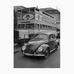 Volkswagen Kaefer und Double Decker in Berlin, Deutschland 1939, gedruckt 2021