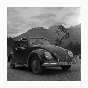 Scarabeo di Volkswagen parcheggio vicino alle montagne, Germania, 1939, stampato 2021
