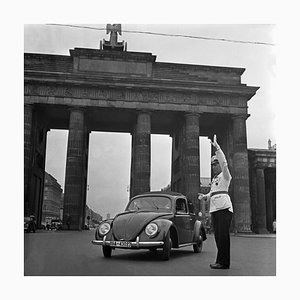 Scarabeo Volkswagen davanti alla Porta di Brandeburgo, Germania, 1939, Stampa 2021