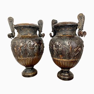Urnas neoclásicas estilo romano de bronce fundido. Juego de 2