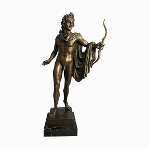 Statua in bronzo di Apollo, dio greco del tiro con l'arco