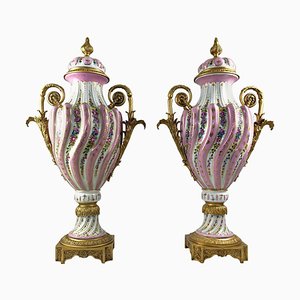 Jarrones de porcelana Ormolu y Sevres rosa con tapa, siglo XX. Juego de 2