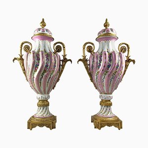 Ormolu & Rosa Sevres Porzellanvasen mit Deckel, 20. Jh., 2er Set