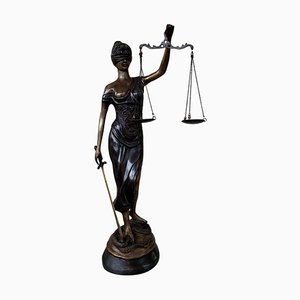 Estatua de la dama de la justicia de bronce con escalas, siglo XX