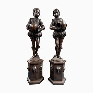 Estatuas de fuente Isabelinas grandes de bronce, siglo XX. Juego de 2