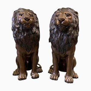 Sitzende Löwen aus gegossener Bronze, 20. Jh., 2er Set