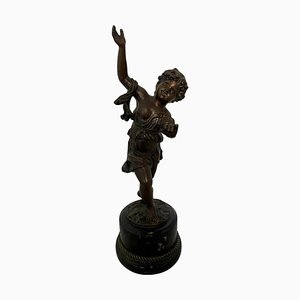 Querubín infantil de bronce con base de mármol, siglo XX