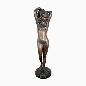 Escultura grande de bronce de una joven desnuda con una urna de agua, siglo XX