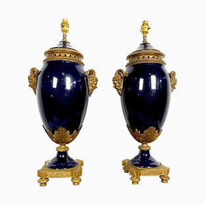 Lámparas francesas estilo Luis XVI de porcelana Sèvres en azul. Juego de 2