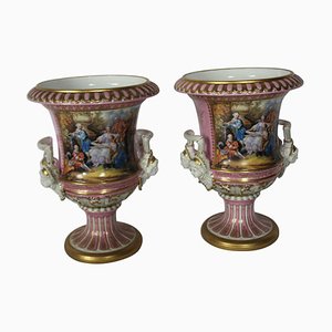 Urnas Sevres de porcelana en forma de campana con decoración dorada, siglo XX. Juego de 2