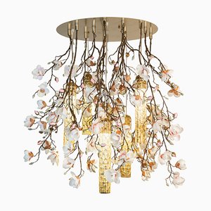 Lampadario grande rotondo Flower Power rosa-crema con tubi in oro a 24k di Vgnewtrend, Italia