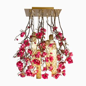 Lampadario Flower Power magnolia fucsia con tubi in oro a 24k di Vgnewtrend, Italia