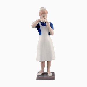 Figura de enfermera modelo 2379 de porcelana de Bing & Grondahl