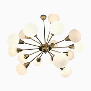 Lampadario grande Sputnik Mid-Century in ottone e vetro di Murano opalino