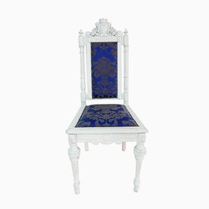 Silla barroca antigua en blanco con portal de madera, década de 1890