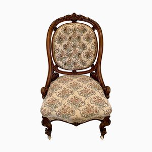 Viktorianischer Stuhl aus geschnitztem Nussholz