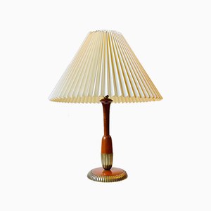 Skandinavische moderne Tischlampe aus Nussholz & Messing, 1950er