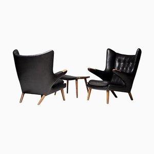 Chaises Papa Bear en Cuir Noir avec Ottomane par Hans Wegner pour AP Stolen, Set de 3