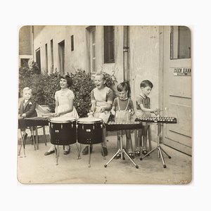 Fotografía en blanco y negro de Drumming Kids sobre tablero de madera, años 40