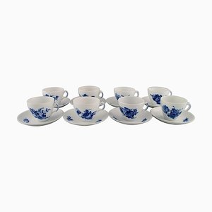 Tazas de café trenzadas en azul con platillos de Royal Copenhagen, mediados del siglo XX. Juego de 16