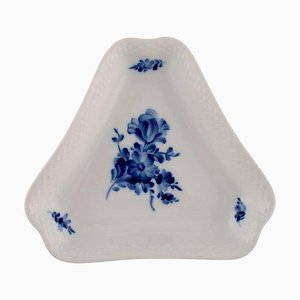 Plato modelo 10/8278 triangular con flores azules de Royal Copenhagen