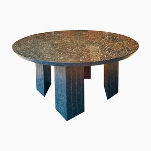 Großer runder Tisch mit 10 Sitzplätzen aus Granit