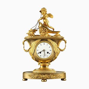Reloj de repisa imperio de principios del siglo XIX con Cupido en un carro