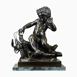 Bronzeskulptur, von einem Krebs eingeklemmtes Kind im Stil von Jean-Baptiste Pigalle