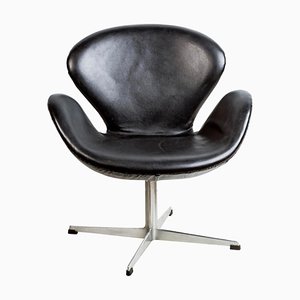 Chaise 3320 Swan en Cuir Noir par Arne Jacobsen pour Fritz Hansen