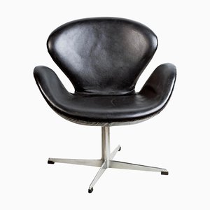 Silla Swan 3320 de cuero negro de Arne Jacobsen para Fritz Hansen